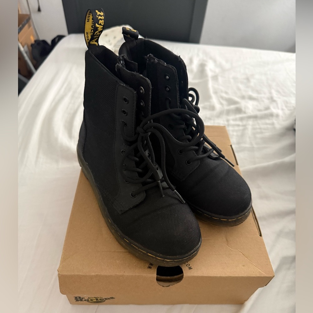 Dr. Martens Black Canvas Lace-Up Boots

COMBS J

Kids 3
